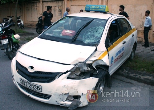 Taxi đâm xe máy, hai người thương vong 1