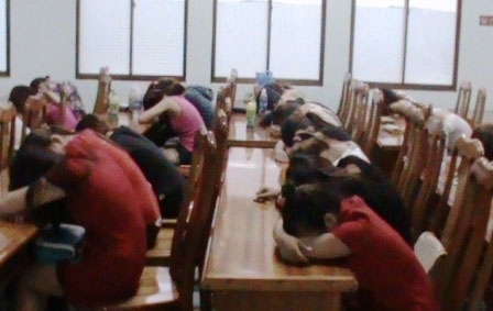 20 chân dài dàn ngang cho khách Tây chọn 3