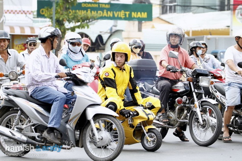 Tranh cãi vì clip 2 người Úc đua xe giữa lòng đường Sài Gòn 2