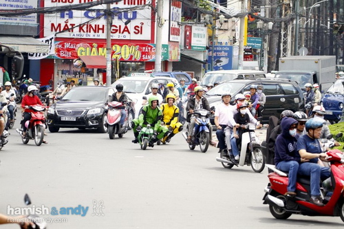 Tranh cãi vì clip 2 người Úc đua xe giữa lòng đường Sài Gòn 4