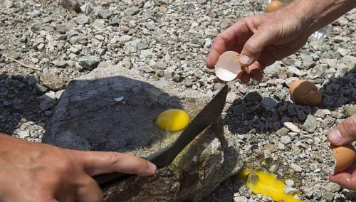 Nắng nóng kỷ lục khiến người Mỹ có thể rán trứng trên đá 1