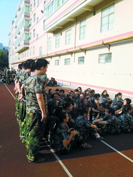 Nam sinh dàn hàng ngang che nắng cho các bạn nữ 1