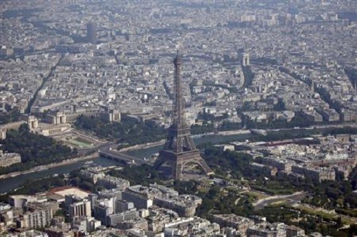 Tháp Eiffel bị dọa đánh bom, hàng nghìn người di tản 1