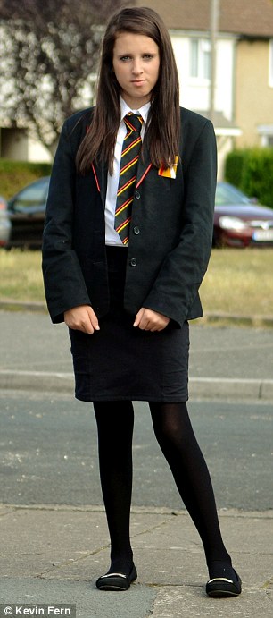 Teen girl bị đuổi khỏi trường ngày khai giảng vì mặc váy quá ngắn 1