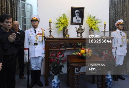Nước mắt tiếc thương Đại tướng Võ Nguyên Giáp dưới ống kính của AFP  1