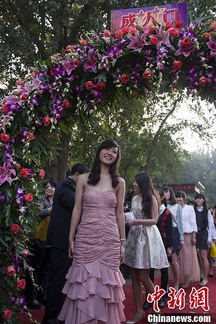 Các bạn trẻ Trung Quốc xúng xính váy áo dự lễ trưởng thành 3