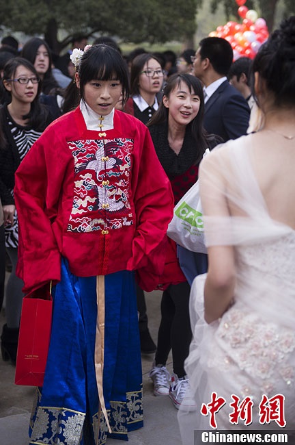 Các bạn trẻ Trung Quốc xúng xính váy áo dự lễ trưởng thành 5