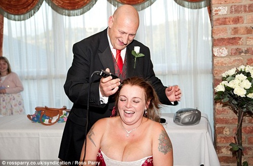 Cô dâu gây bất ngờ bằng cách cạo trọc đầu trong ngày cưới 3