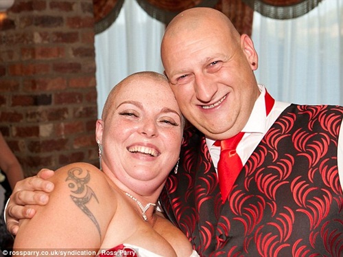 Cô dâu gây bất ngờ bằng cách cạo trọc đầu trong ngày cưới 5