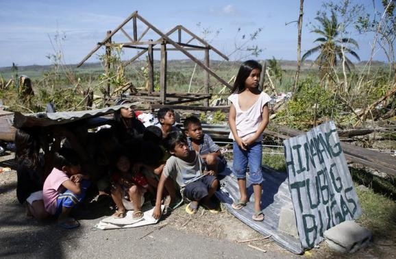 Đau lòng cảnh người dân Philippines chờ đợi cứu trợ sau bão Haiyan 2