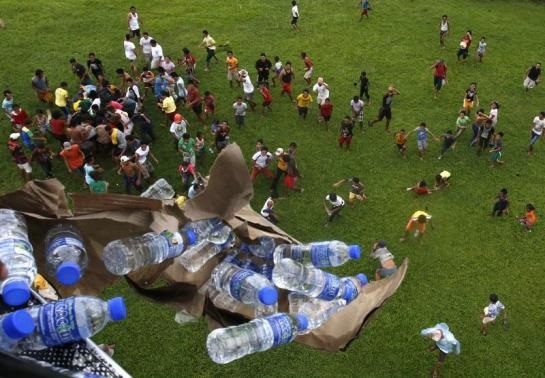 Đau l&ograve;ng cảnh người d&acirc;n Philippines chờ đợi cứu trợ sau b&atilde;o Haiyan 4