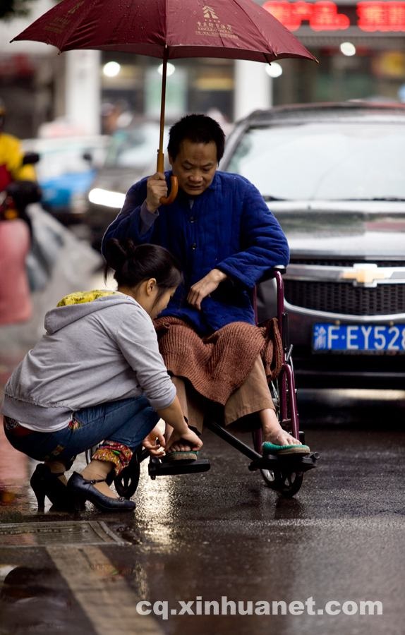 Cô gái trẻ suốt 10 năm một mình chăm cha bại liệt 13