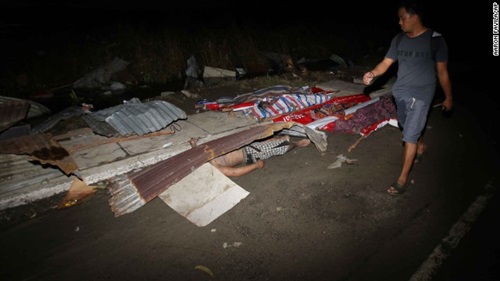 Chùm ảnh: Những thi thể nằm la liệt gây ám ảnh trong siêu bão Haiyan  8