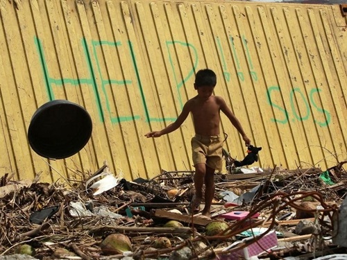 Lời kêu cứu trên đống đổ nát của nạn nhân vùng bão Haiyan 4