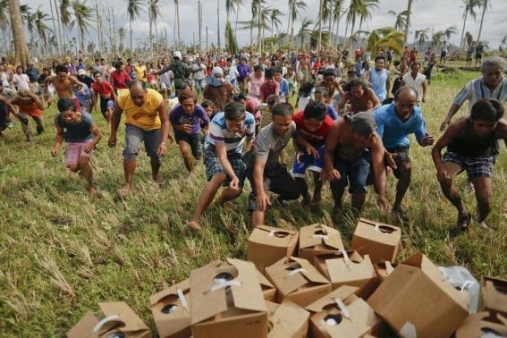 Đau l&ograve;ng cảnh người d&acirc;n Philippines chờ đợi cứu trợ sau b&atilde;o Haiyan 7