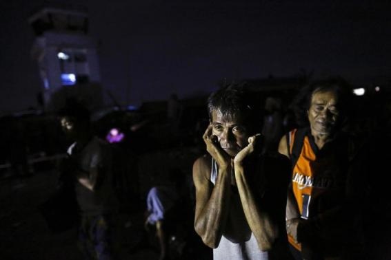 Đau lòng cảnh người dân Philippines chờ đợi cứu trợ sau bão Haiyan 8