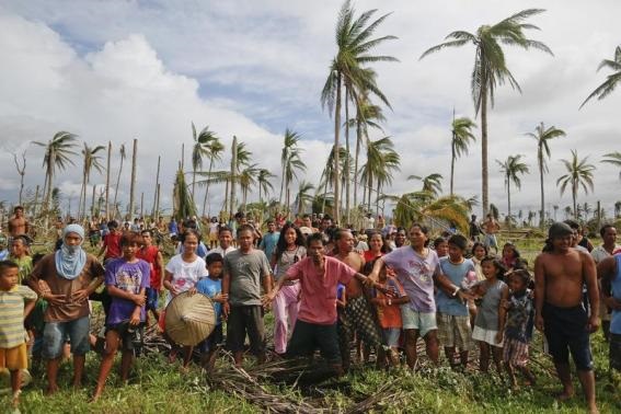 Đau l&ograve;ng cảnh người d&acirc;n Philippines chờ đợi cứu trợ sau b&atilde;o Haiyan 10