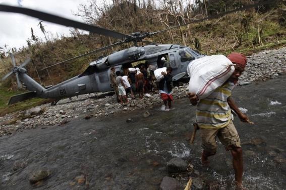 Đau lòng cảnh người dân Philippines chờ đợi cứu trợ sau bão Haiyan 12