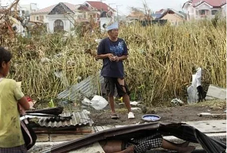 Chùm ảnh: Những thi thể nằm la liệt gây ám ảnh trong siêu bão Haiyan  10