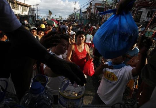 Đau lòng cảnh người dân Philippines chờ đợi cứu trợ sau bão Haiyan 15