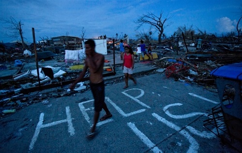 Lời kêu cứu trên đống đổ nát của nạn nhân vùng bão Haiyan 7