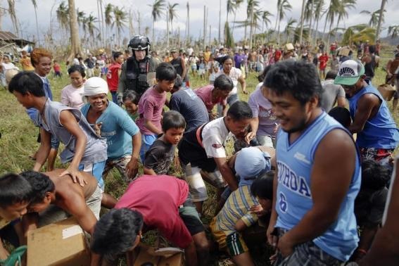 Đau lòng cảnh người dân Philippines chờ đợi cứu trợ sau bão Haiyan 16