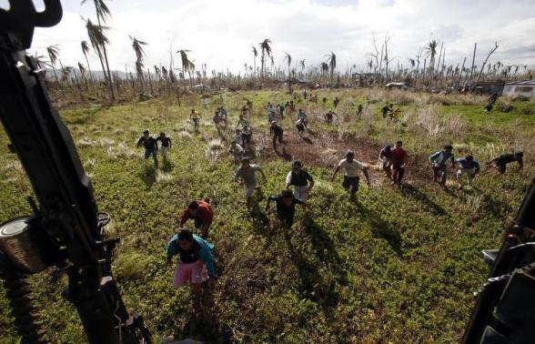 Đau lòng cảnh người dân Philippines chờ đợi cứu trợ sau bão Haiyan 17