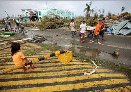 Chùm ảnh: Những thi thể nằm la liệt gây ám ảnh trong siêu bão Haiyan  13