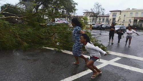 chum-anh-su-tan-pha-kinh-hoang-cua-sieu-bao-haiyan-tai-philippines.jpg