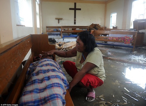 Chùm ảnh: Những thi thể nằm la liệt gây ám ảnh trong siêu bão Haiyan  14