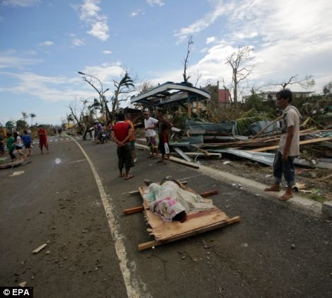 Chùm ảnh: Những thi thể nằm la liệt gây ám ảnh trong siêu bão Haiyan  15