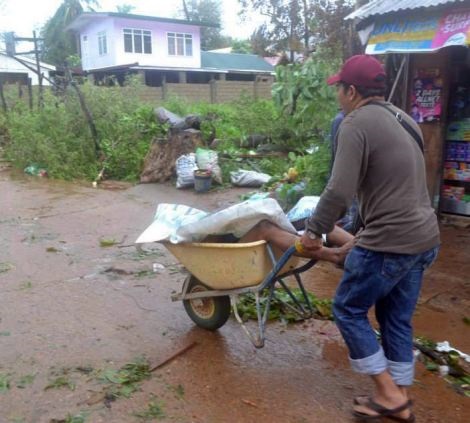 Chùm ảnh: Những thi thể nằm la liệt gây ám ảnh trong siêu bão Haiyan  17