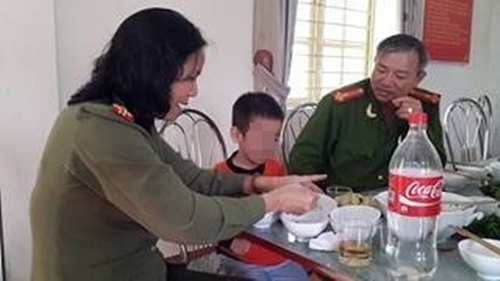 Hy hữu: Bố đưa con đi học, bỏ quên tại cây xăng 1