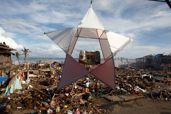 Chùm ảnh xót xa người dân Philippines đón Giáng sinh sau siêu bão Haiyan 13