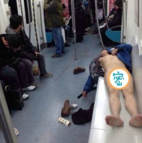 Nam thanh niên thản nhiên lột đồ nằm ngủ trên tàu điện ngầm 4