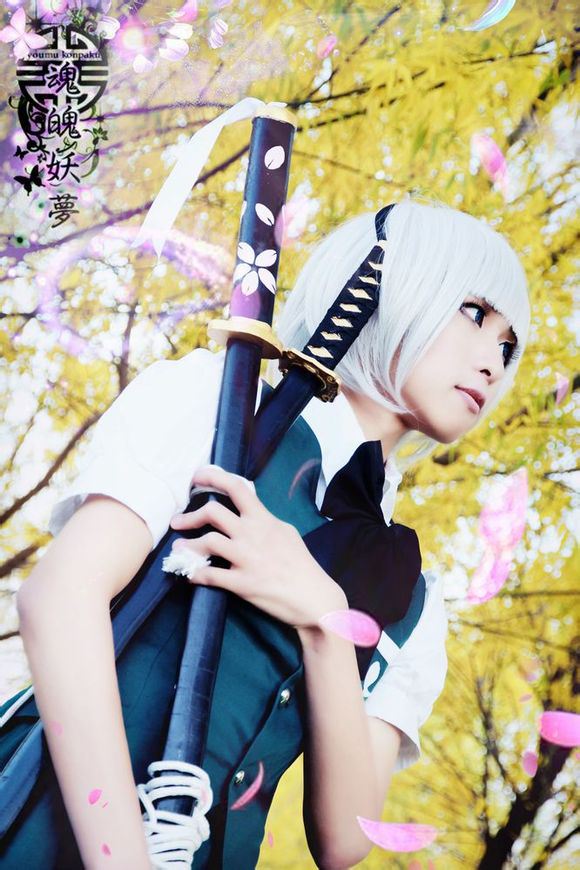 Ngỡ ng&agrave;ng với vẻ "xinh đẹp" của ch&agrave;ng trai cosplay  11