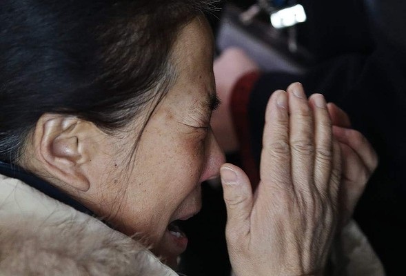 Người thân khóc ròng, vật vã ngóng tin vụ máy bay Malaysia rơi 9