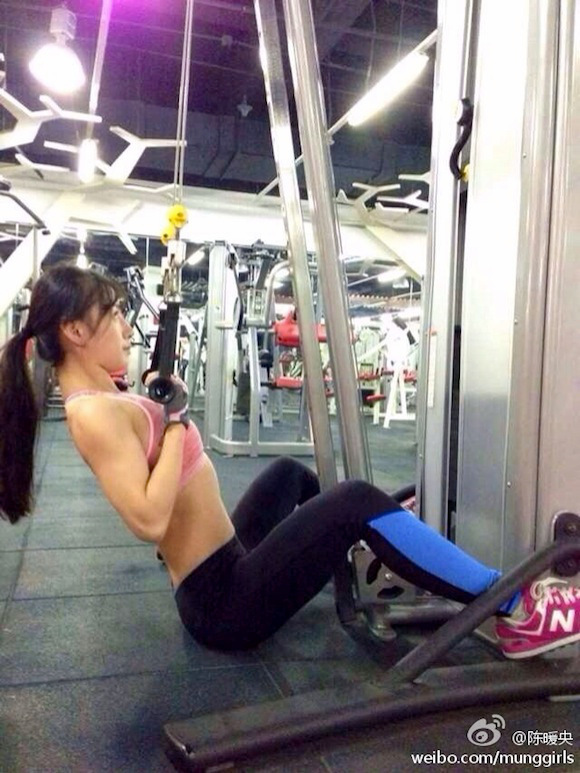 Cô gái xinh đẹp mê tập thể dục gây sốt cộng đồng mạng Trung Quốc 25