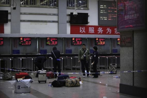 Xác người nằm la liệt trong cuộc tấn công đẫm máu tại ga Trung Quốc 9
