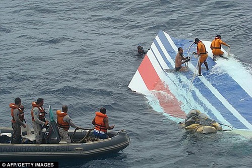Nhìn lại hình ảnh trong vụ máy bay rơi thảm khốc nhất thập kỷ qua 4