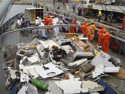 Nhìn lại hình ảnh trong vụ máy bay rơi thảm khốc nhất thập kỷ qua 7