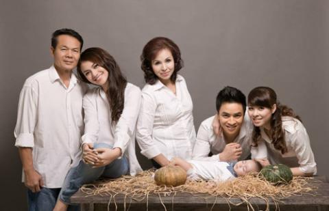 Ấm &aacute;p c&aacute;c kiểu chụp ảnh "đại gia đ&igrave;nh" của sao Việt 23