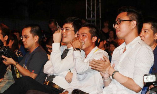 Biểu cảm của các ông chồng sao Việt khi ngắm vợ trên sân khấu 15