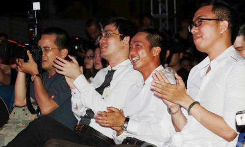 Biểu cảm của các ông chồng sao Việt khi ngắm vợ trên sân khấu 16