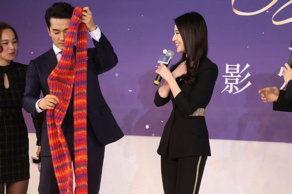 Sánh đôi bên Song Seung Hun, Lưu Diệc Phi bị chê vì cười hở lợi 8