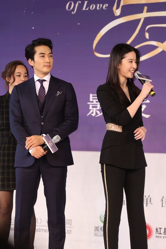 Sánh đôi bên Song Seung Hun, Lưu Diệc Phi bị chê vì cười hở lợi 6