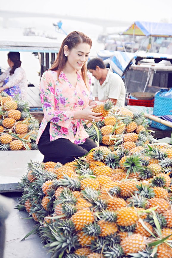 Lâm Chi Khanh diện áo bà ba, chèo thuyền đi chợ nổi miền Tây 3