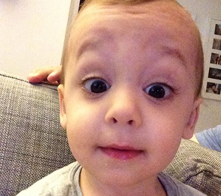 Chùm ảnh: Khi những em bé chụp ảnh selfie thật đáng yêu 16