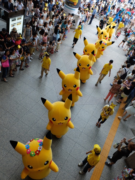 Giới trẻ H&agrave;n Quốc h&aacute;o hức với m&agrave;n diễu h&agrave;nh Pikachu ở Seoul 8