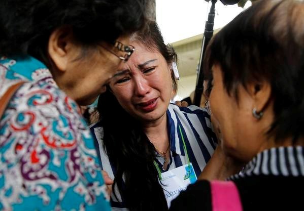 Người th&acirc;n gục ng&atilde; khi Indonesia t&igrave;m thấy nhiều thi thể v&agrave; mảnh vỡ 12